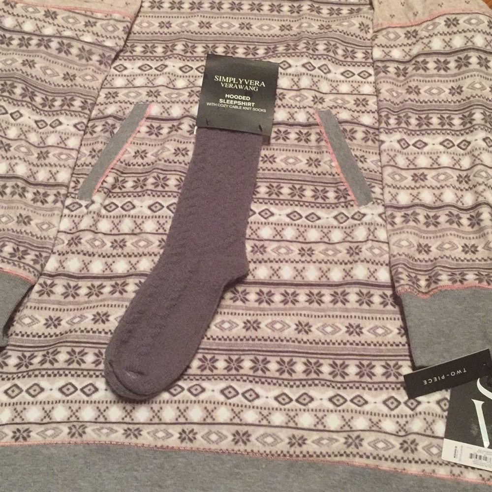 NWT Simply Vera hooded sleepshirt with cozy socks - Picture 4 of 5